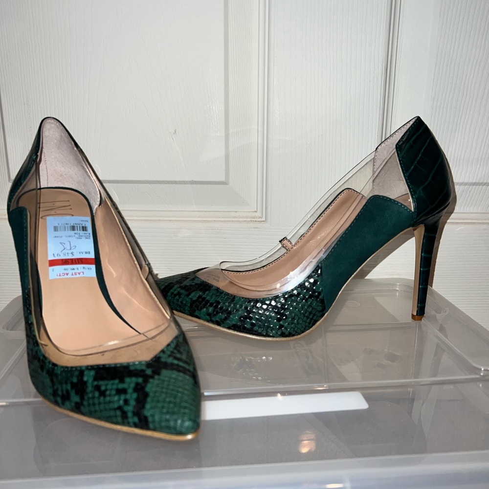 INC green alligator print heels 9.5